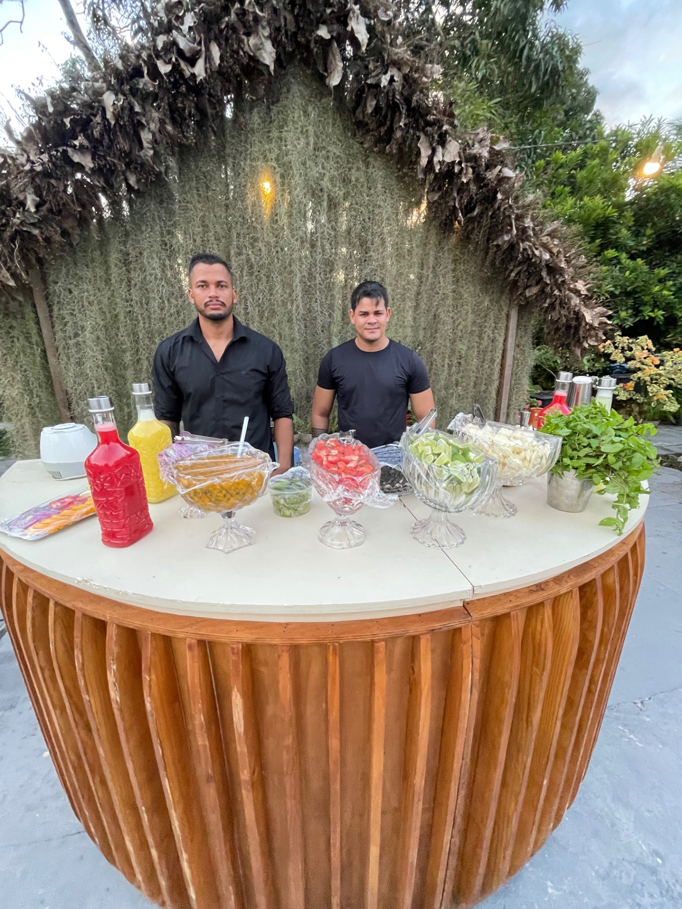 Equipe de bartenders da Top Drinks atrás da bancada rústica