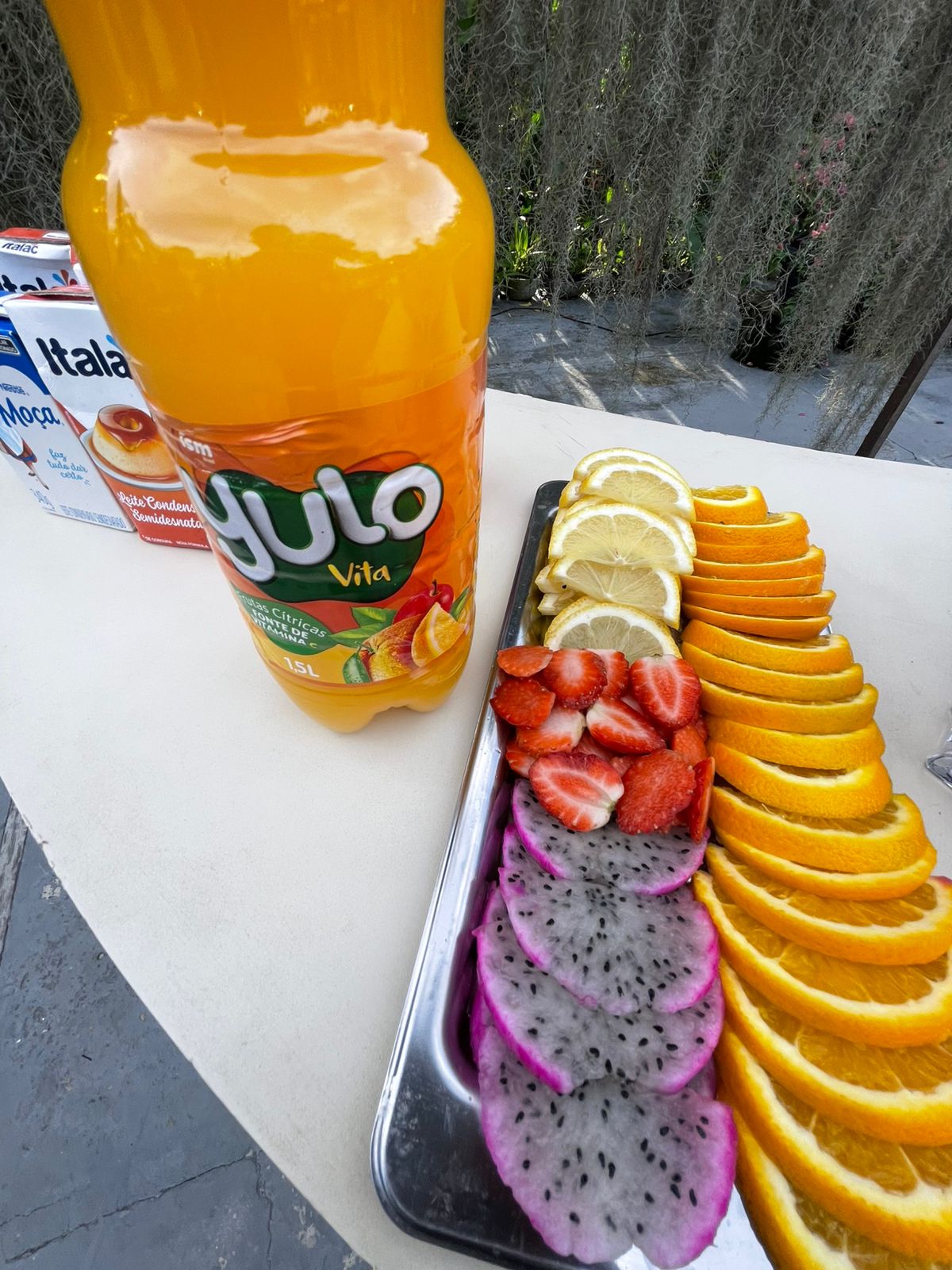 Bandeja de frutas frescas: pitaya, morango e laranja