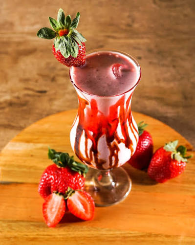 Drink de morango com calda e morangos frescos