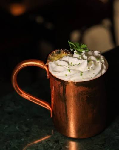 Moscow Mule em caneca de cobre com chantilly e raspas de limão
